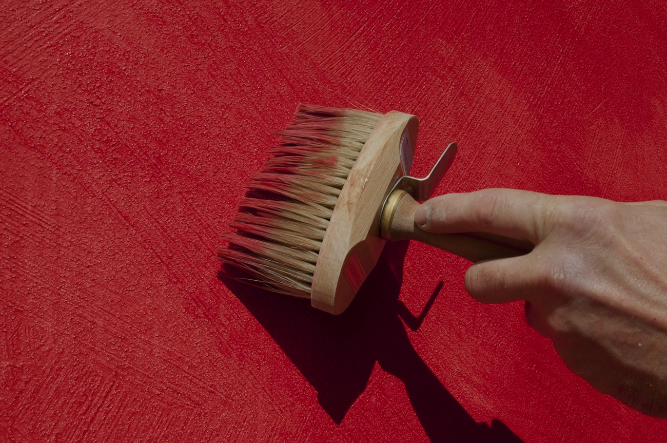leinos-dsc-0833-rote-wand-mit-pinsel-0